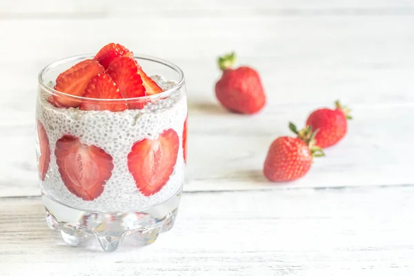 Puddings de graines de chia avec tranches de fraise — Photo