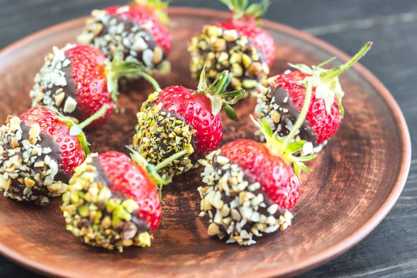 Verse aardbeien bedekt met donkere chocolade en noten — Stockfoto