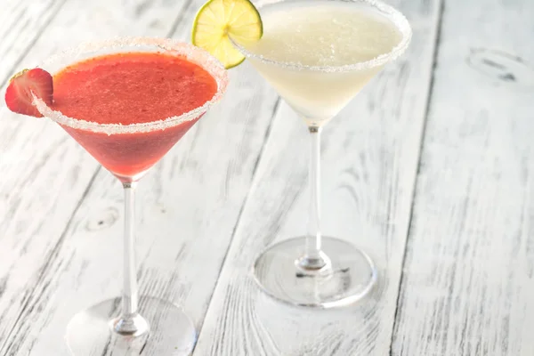 Bicchieri di lime e margarita alla fragola cocktail — Foto Stock