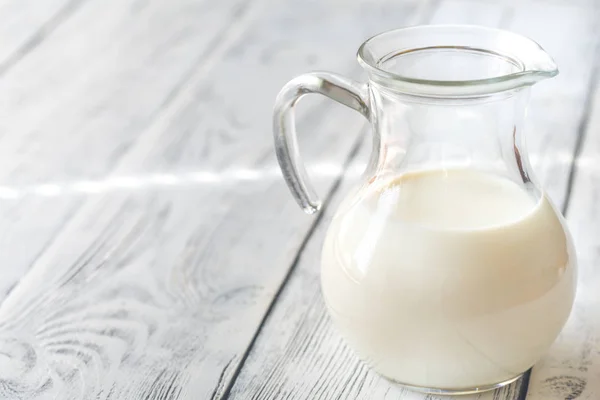 Brocca di vetro di latte — Foto Stock