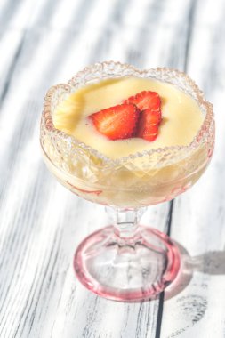 Sabayon ahşap arka plan üzerinde çilek dilimleri ile