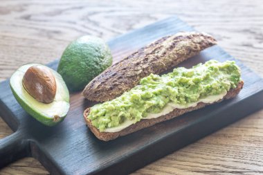 Ezilmiş avokado sandviç
