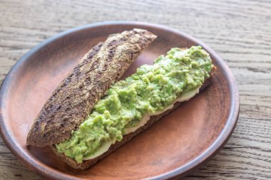 Ezilmiş avokado sandviç