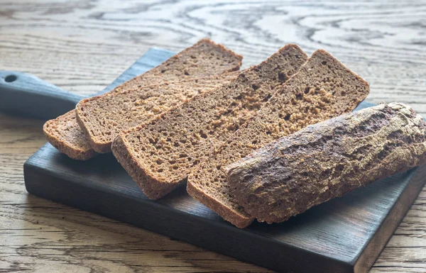 Fette di pane di segale sulla tavola di legno — Foto Stock