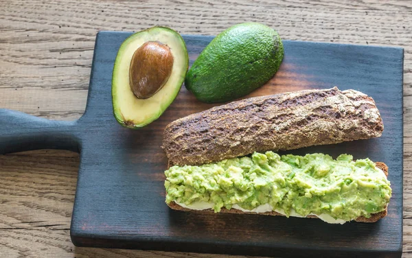 Sandwich mit zertrümmerter Avocado — Stockfoto