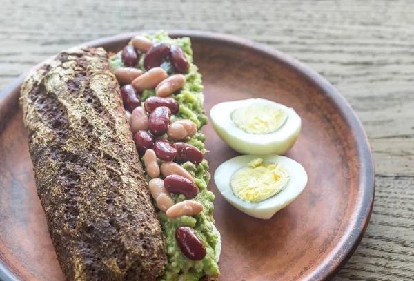 Sandwich cu avocado spart și fasole de rinichi — Fotografie, imagine de stoc