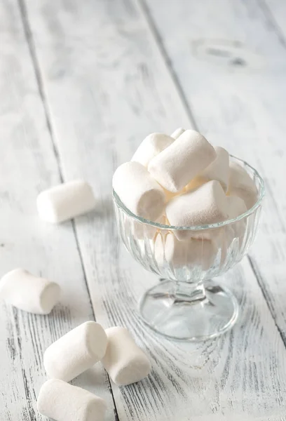 Ciotola di vetro di marshmallow sullo sfondo di legno — Foto Stock