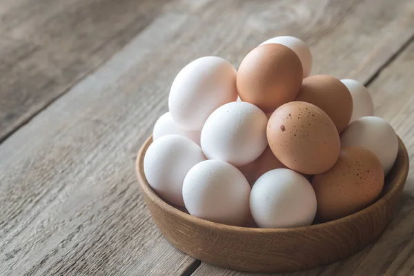 生の鶏の卵の木製ボウル — ストック写真