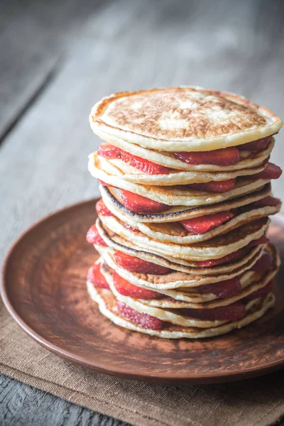 Stack of pancakes with fresh strawberries — Stock Photo, Image