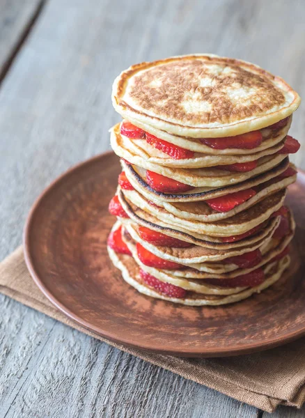 Stack of pancakes with fresh strawberries — Stock Photo, Image