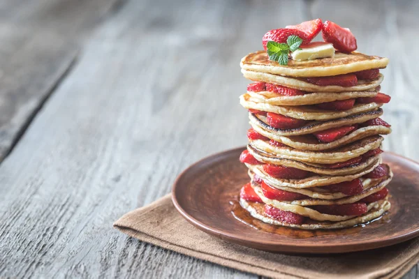 Stack of pancakes with fresh strawberries — Stock Photo, Image