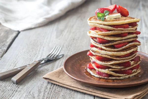 Pila de panqueques con fresas frescas —  Fotos de Stock