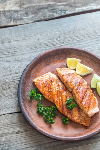 Filete de salmón asado con perejil fresco —  Fotos de Stock