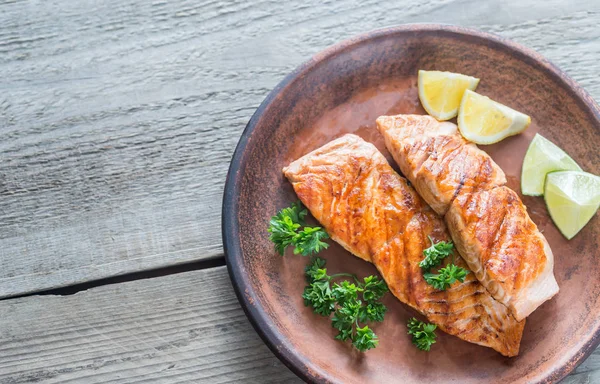 Pečený steak z lososa s čerstvou petrželkou — Stock fotografie