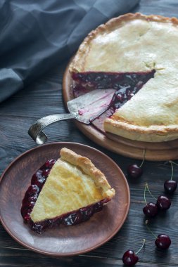 ahşap zemin üzerine vişneli pasta