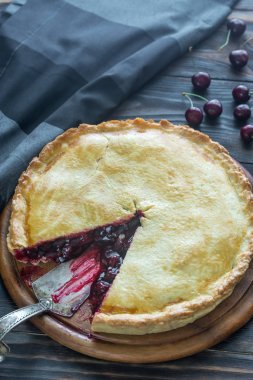 ahşap zemin üzerine vişneli pasta