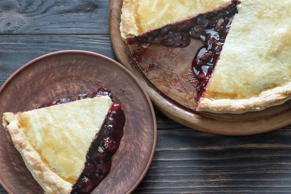 ahşap zemin üzerine vişneli pasta