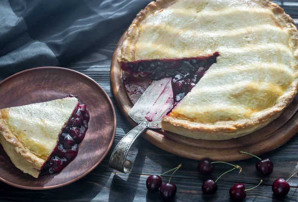 Tarte aux cerises sur fond en bois — Photo