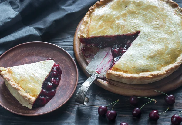 ahşap zemin üzerine vişneli pasta