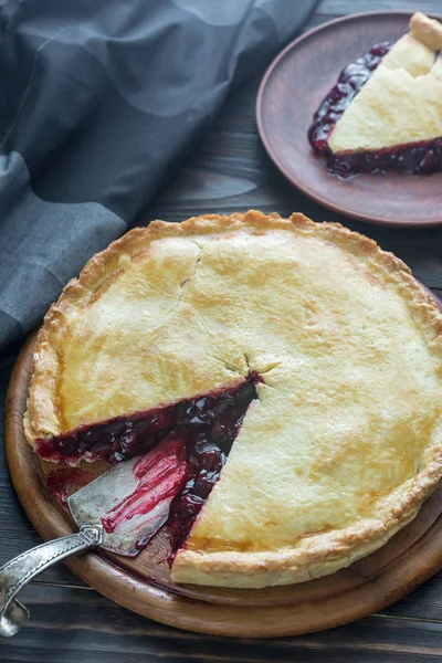 Tarte aux cerises sur fond en bois — Photo