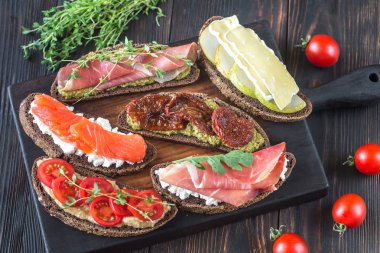 Crostini farklı Topingler ile