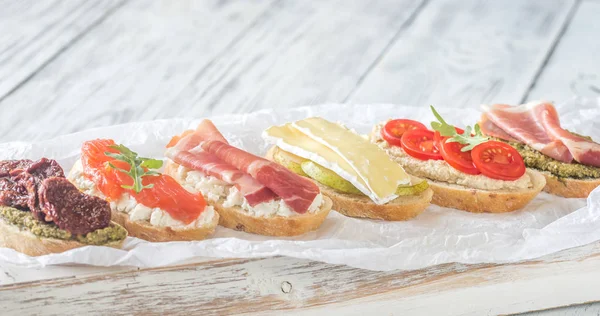 Crostini avec différentes garnitures — Photo