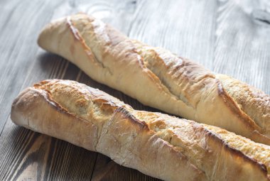 Ahşap arka plan üzerinde iki baget