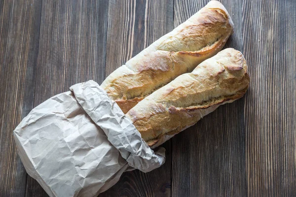 Ahşap arka plan üzerinde iki baget