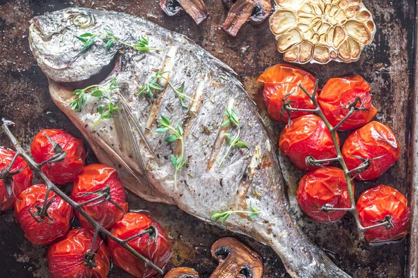 Grilled fish with thyme and cherry tomatoes — Stock Photo, Image