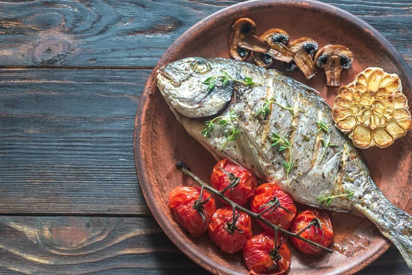 Grilled fish with thyme and cherry tomatoes — Stock Photo, Image