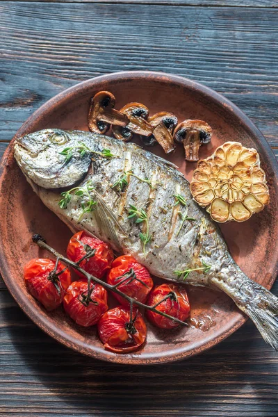 Grilled fish with thyme and cherry tomatoes — Stock Photo, Image