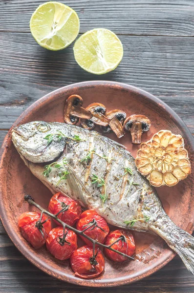Рыба-гриль с тимьяном и помидорами черри — стоковое фото