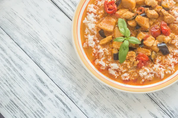 Thailändisches rotes Hühnercurry mit weißem Reis — Stockfoto