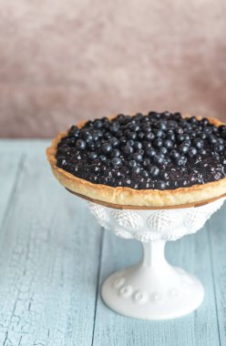 Ahşap zemin üzerine üzümlü tart