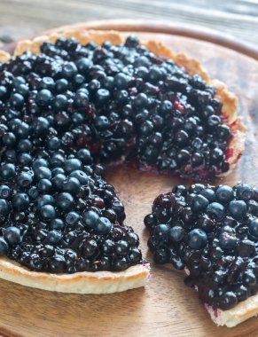 Ahşap tahta üzerinde üzümlü tart
