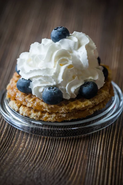 Waffle com chantilly e mirtilos — Fotografia de Stock