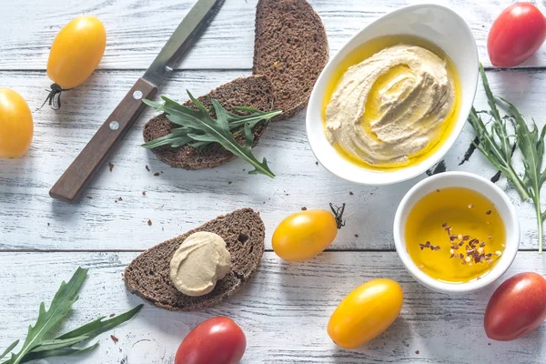 Hummus with tomatoes and bread — Stock Photo, Image