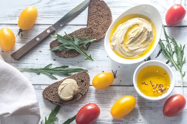 Hummus med tomater og brød – stockfoto