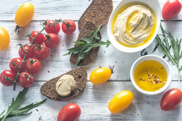 Hummus with tomatoes and bread — Stock Photo, Image