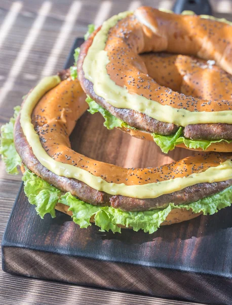 Bagels à la laitue fraîche et saucisse frite — Photo