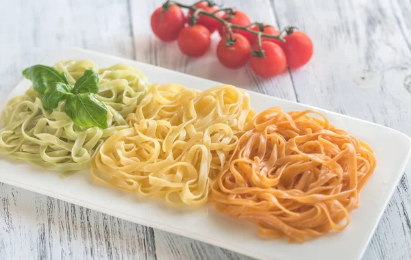 Kleurrijke pasta op de witte plaat — Stockfoto