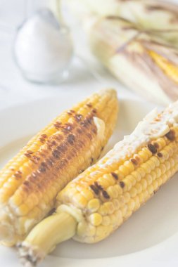 Plaka üzerinde ızgara corncorbs