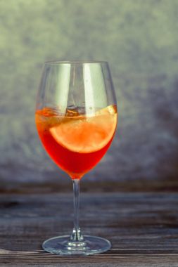 Bir bardak aperol spreyi kokteyli.