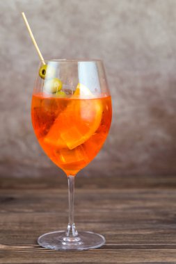 Bir bardak aperol spreyi kokteyli.