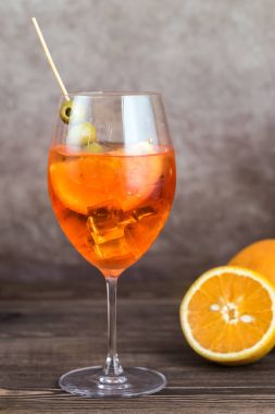 Bir bardak aperol spreyi kokteyli.