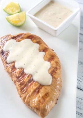 Izgara hindi göğsü sos ve kireç dilim