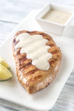 Izgara hindi göğsü sos ve kireç dilim