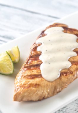 Izgara hindi göğsü sos ve kireç dilim