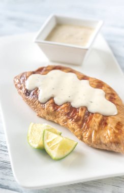 Izgara hindi göğsü sos ve kireç dilim