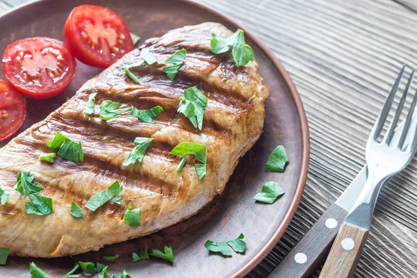 Grilled turkey breast with parsley and tomatoes — Stock Photo, Image